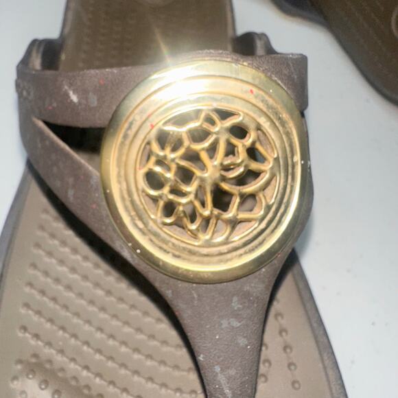 Crocs Sanrah Womens Size 8 Brown Gold Medallion Circle Slide Sandel Flip Flop - Picture 6 of 6